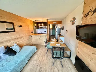 Cuisine ou kitchenette dans l'établissement Studio rénové 5 pers, ski aux pieds, fibre et balcon - FR-1-346-555