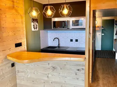 Cuisine ou kitchenette dans l'établissement Studio rénové 5 pers, ski aux pieds, fibre et balcon - FR-1-346-555