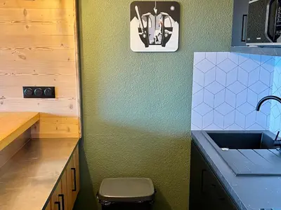 Cuisine ou kitchenette dans l'établissement Studio rénové 5 pers, ski aux pieds, fibre et balcon - FR-1-346-555