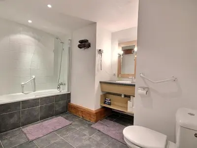 Salle de bains dans l'établissement Appartement PMR avec accès direct pistes - FR-1-455-234
