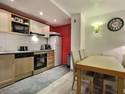 Cuisine ou kitchenette dans l'établissement Appartement PMR avec accès direct pistes - FR-1-455-234