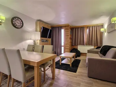 Télévision ou salle de divertissement dans l'établissement Appartement PMR avec accès direct pistes - FR-1-455-234