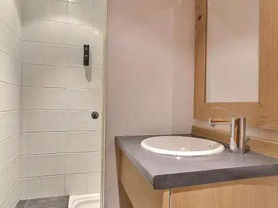 Salle de bains dans l'établissement Appartement PMR avec accès direct pistes - FR-1-455-234