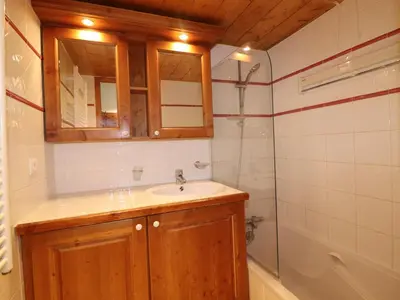 Salle de bains dans l'établissement Appartement confortable avec terrasse et WIFI - 6 pers - FR-1-502-533