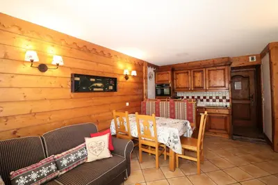 Cuisine ou kitchenette dans l'établissement Résidence Ecrin Des Neiges - Beau 3 pièces au coeur de Val Claret MAE-1704