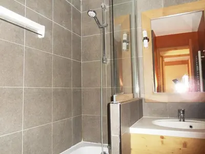 Salle de bains dans l'établissement Appartement 3 pièces · Pied des pistes · Balcon · 7 pers - FR-1-181-2721