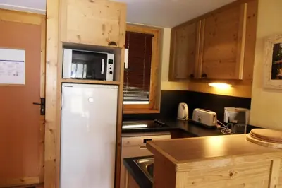 Cuisine ou kitchenette dans l'établissement Résidence Nereides - Appartement fonctionnel · Pied des pistes · Vue pistes · Balcon MAE-1864