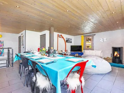 Télévision ou salle de divertissement dans l'établissement Chalet in Moulin with Sauna & Stunning Views