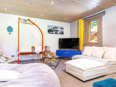 Télévision ou salle de divertissement dans l'établissement Chalet in Moulin with Sauna & Stunning Views