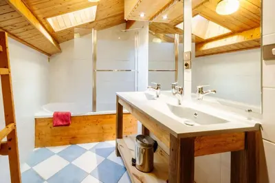 Salle de bains dans l'établissement La turra