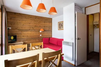 Coin salon dans l'établissement Résidence Les Chalets des Arolles - maeva Home - Studio 4 Personnes - Budget MAE-5804