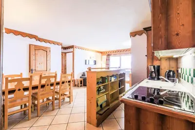 Cuisine ou kitchenette dans l'établissement Résidence L'Ecrin des Neiges - maeva Home - Appartement 4 Pièces 8 Personnes - Sélection MAE-2873