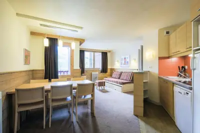 Cuisine ou kitchenette dans l'établissement Résidence Les Gémeaux - maeva Home - Appartement 2 pièces 6 personnes Sélection MAE-3250