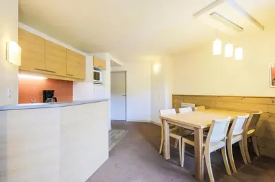 Cuisine ou kitchenette dans l'établissement Résidence Les Gémeaux - maeva Home - Appartement 2 pièces 6 personnes Sélection MAE-3250