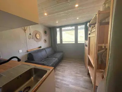 Coin salon dans l'établissement Studette rénovée skis aux pieds à Tignes Le Lac - FR-1-502-536