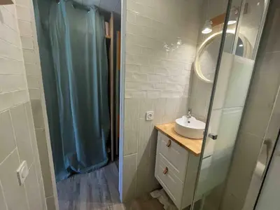 Salle de bains dans l'établissement Studette rénovée skis aux pieds à Tignes Le Lac - FR-1-502-536