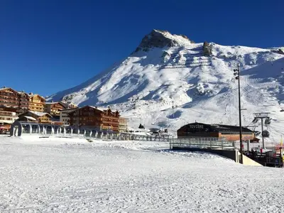 L'établissement Studette rénovée skis aux pieds à Tignes Le Lac - FR-1-502-536 en hiver