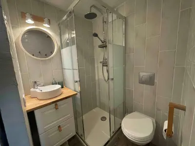 Salle de bains dans l'établissement Studette rénovée skis aux pieds à Tignes Le Lac - FR-1-502-536