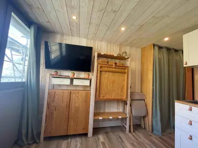 Cuisine ou kitchenette dans l'établissement Studette rénovée skis aux pieds à Tignes Le Lac - FR-1-502-536