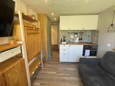Cuisine ou kitchenette dans l'établissement Studette rénovée skis aux pieds à Tignes Le Lac - FR-1-502-536