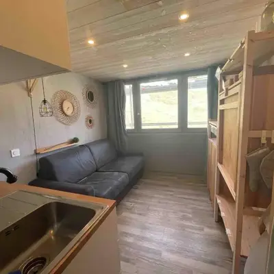 Studette rénovée skis aux pieds à Tignes Le Lac - FR-1-502-536