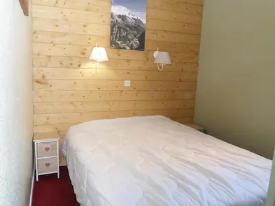 Un ou plusieurs lits dans un hébergement de l'établissement Appartement cosy au pied des pistes avec terrasse - FR-1-181-2722