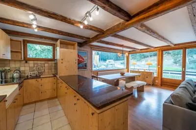 Cuisine ou kitchenette dans l'établissement Chalet des Écureuils - Grand chalet familial proche des pistes avec parking