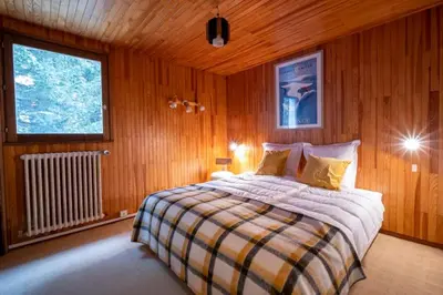 Un ou plusieurs lits dans un hébergement de l'établissement Chalet des Écureuils - Grand chalet familial proche des pistes avec parking
