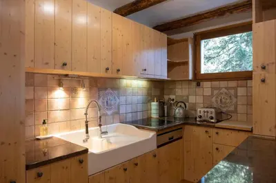 Cuisine ou kitchenette dans l'établissement Chalet des Écureuils - Grand chalet familial proche des pistes avec parking