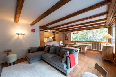 Coin salon dans l'établissement Chalet des Écureuils - Grand chalet familial proche des pistes avec parking