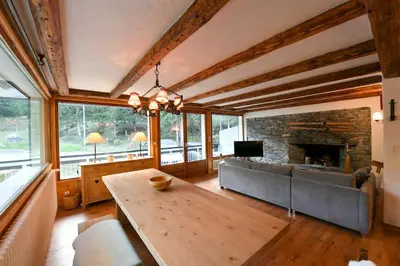 Coin salon dans l'établissement Chalet des Écureuils - Grand chalet familial proche des pistes avec parking