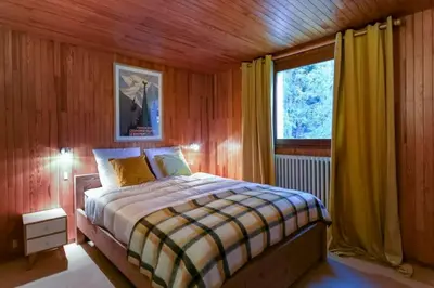 Un ou plusieurs lits dans un hébergement de l'établissement Chalet des Écureuils - Grand chalet familial proche des pistes avec parking