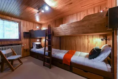 Un ou plusieurs lits dans un hébergement de l'établissement Chalet des Écureuils - Grand chalet familial proche des pistes avec parking