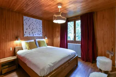 Un ou plusieurs lits dans un hébergement de l'établissement Chalet des Écureuils - Grand chalet familial proche des pistes avec parking