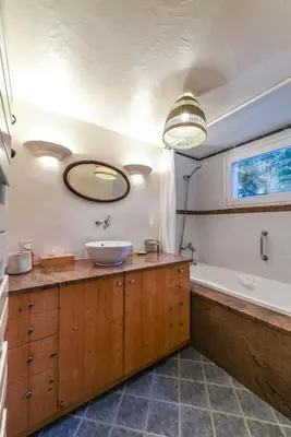 Salle de bains dans l'établissement Chalet des Écureuils - Grand chalet familial proche des pistes avec parking