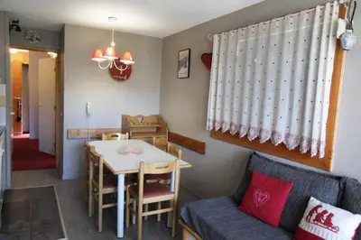 Coin salon dans l'établissement Résidence Themis - Appartement chaleureux · Ski aux pieds · Vue pistes MAE-8284