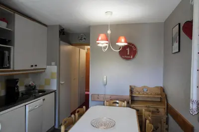 Cuisine ou kitchenette dans l'établissement Résidence Themis - Appartement chaleureux · Ski aux pieds · Vue pistes MAE-8284