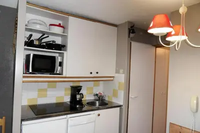Cuisine ou kitchenette dans l'établissement Résidence Themis - Appartement chaleureux · Ski aux pieds · Vue pistes MAE-8284