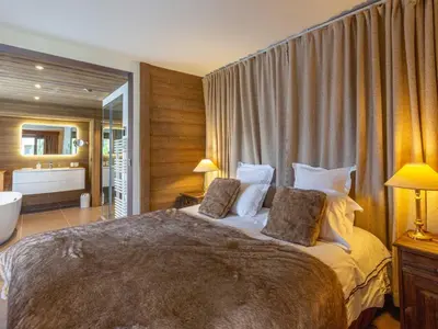 Un ou plusieurs lits dans un hébergement de l'établissement Appartement de standing avec balcon ensoleillé, 3 chambres, au cœur de Val-d'Isère - FR-1-694-322