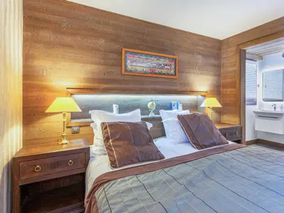 Un ou plusieurs lits dans un hébergement de l'établissement Appartement de standing avec balcon ensoleillé, 3 chambres, au cœur de Val-d'Isère - FR-1-694-322