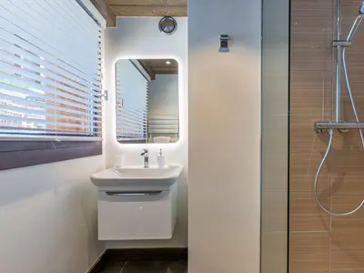 Salle de bains dans l'établissement Appartement de standing avec balcon ensoleillé, 3 chambres, au cœur de Val-d'Isère - FR-1-694-322