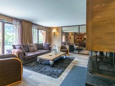 Coin salon dans l'établissement Appartement de prestige avec cheminée, balcon et wifi à Val-d'Isère - FR-1-694-320