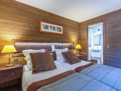 Un ou plusieurs lits dans un hébergement de l'établissement Appartement de prestige avec cheminée, balcon et wifi à Val-d'Isère - FR-1-694-320