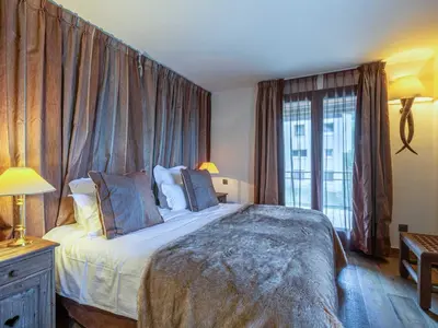 Un ou plusieurs lits dans un hébergement de l'établissement Appartement de prestige avec cheminée, balcon et wifi à Val-d'Isère - FR-1-694-320