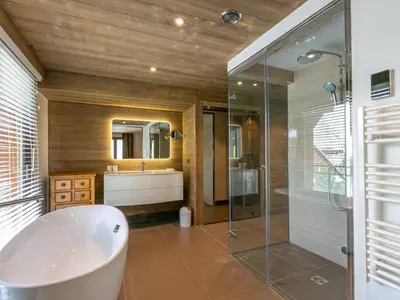 Salle de bains dans l'établissement Appartement de prestige avec cheminée, balcon et wifi à Val-d'Isère - FR-1-694-320