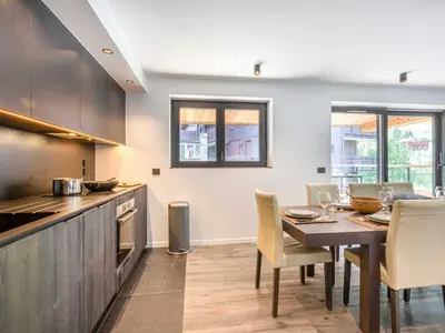 Cuisine ou kitchenette dans l'établissement Bel appartement avec wifi, garage, cheminée et grande terrasse au pied des pistes à Val-d'Isère - FR-1-694-325