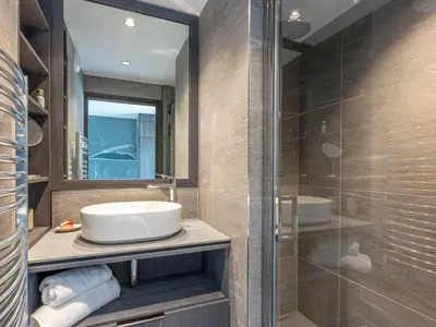 Salle de bains dans l'établissement Bel appartement avec wifi, garage, cheminée et grande terrasse au pied des pistes à Val-d'Isère - FR-1-694-325
