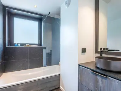 Salle de bains dans l'établissement Bel appartement avec wifi, garage, cheminée et grande terrasse au pied des pistes à Val-d'Isère - FR-1-694-325
