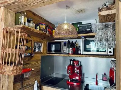 Cuisine ou kitchenette dans l'établissement Studio rénové au centre de Val d'Isère - FR-1-411-899