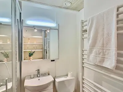 Salle de bains dans l'établissement Grand T3 à Val d'Isère avec deux salles de bain - FR-1-411-898
